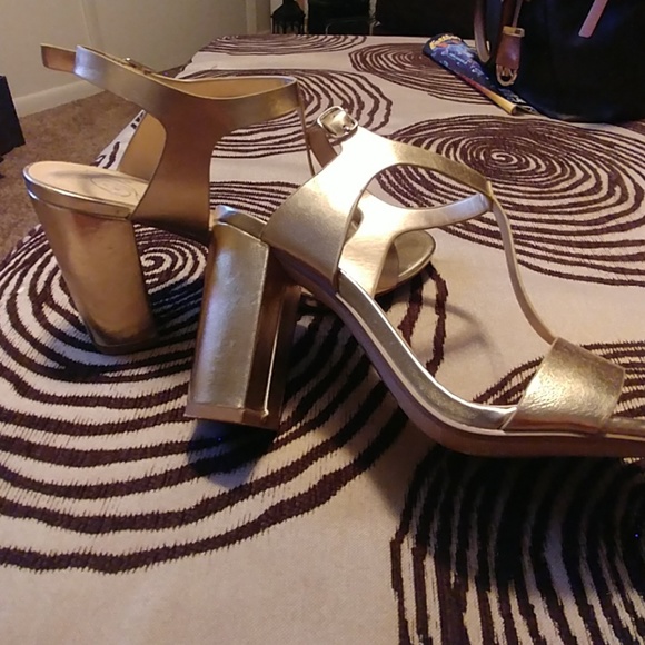 SANDLES - Picture 2 of 3